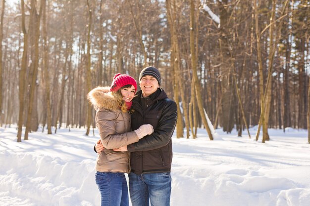 Casal jovem feliz em Winter Park se divertindo. Família ao ar livre. amor