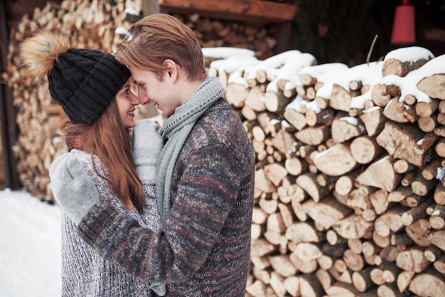 Casal jovem feliz em Winter Park se divertindo. Família ao ar livre.