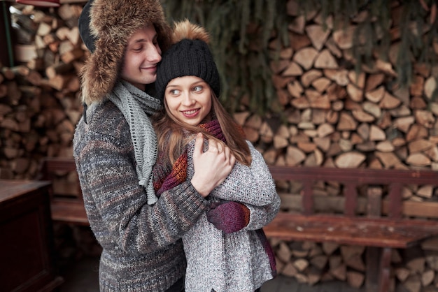 Casal jovem feliz em Winter Park se divertindo. Família ao ar livre