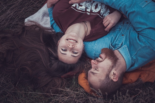 Casal jovem feliz em Winter Park se divertindo.