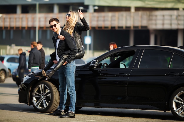 Casal jovem feliz escolhe e comprando um carro novo para a família