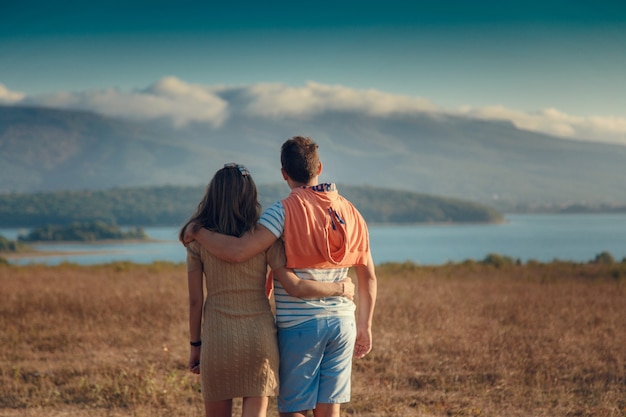 Foto casal jovem feliz esperando bebê, mulher grávida com o marido tocando a barriga.