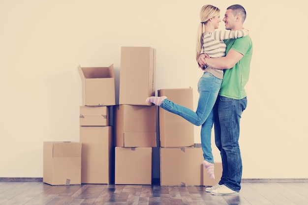 Casal jovem feliz, movendo-se em casa nova