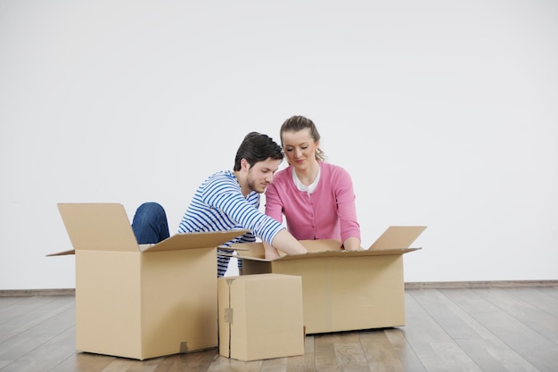 Casal jovem feliz, movendo-se em casa nova