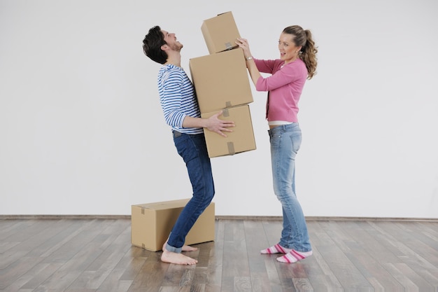 Casal jovem feliz, movendo-se em casa nova