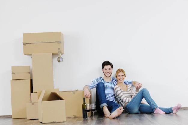 Casal jovem feliz, movendo-se em casa nova