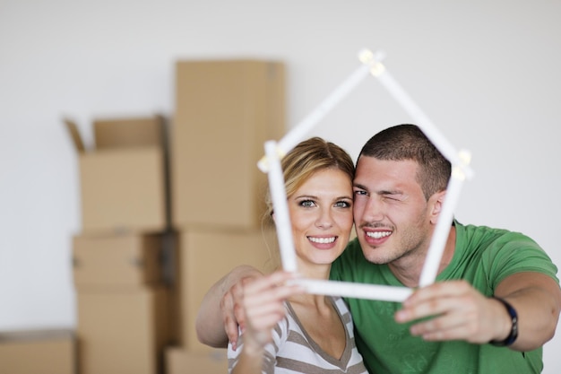 Casal jovem feliz, movendo-se em casa nova