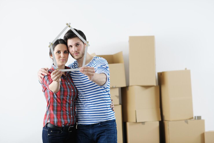 Foto casal jovem feliz, movendo-se em casa nova