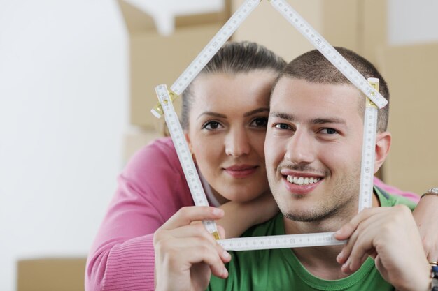 Casal jovem feliz, movendo-se em casa nova