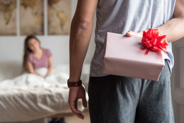 Casal jovem feliz no amor surpreendente com presentes