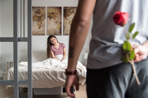 Casal jovem feliz no amor surpreendente um com o outro