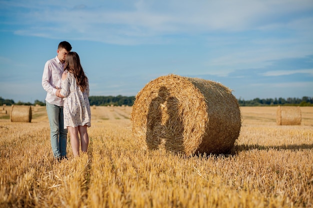 Casal jovem feliz no conceito de pessoas românticas de palha bela paisagem temporada de verão