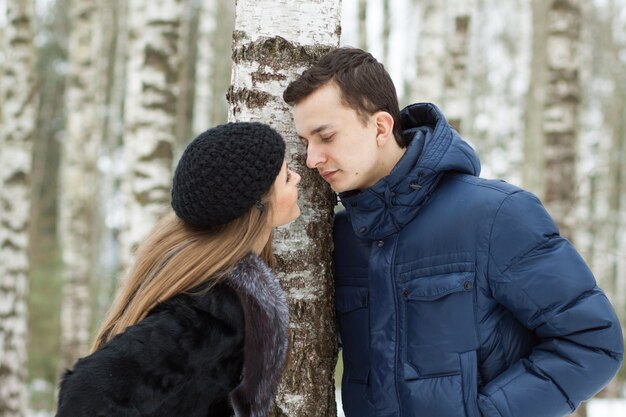 Casal jovem feliz no inverno