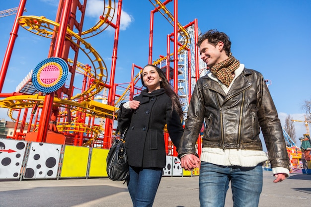 Casal jovem feliz no parque de diversões em wien