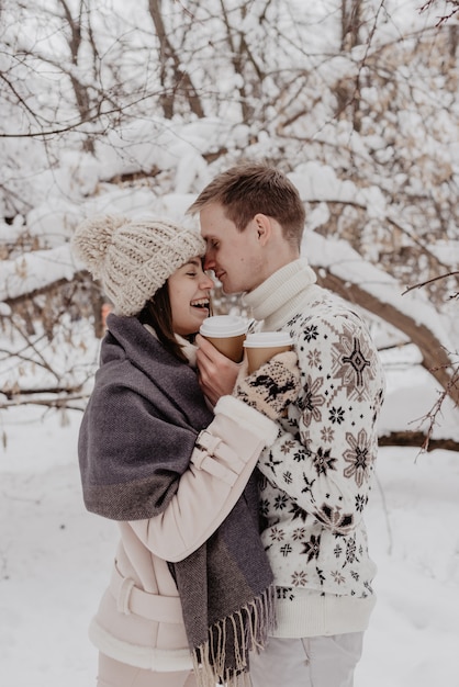 Casal jovem feliz no parque de inverno se divertindo. Família ao ar livre. amor