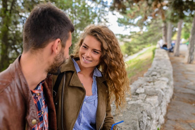 Foto casal jovem feliz no parque público