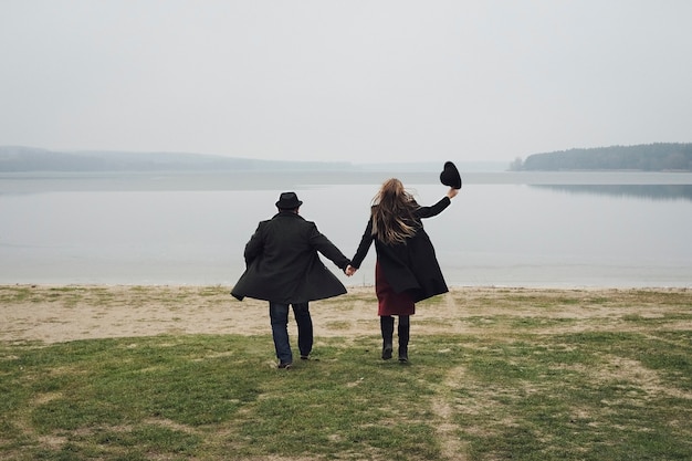 Casal jovem feliz num encontro romântico de inverno