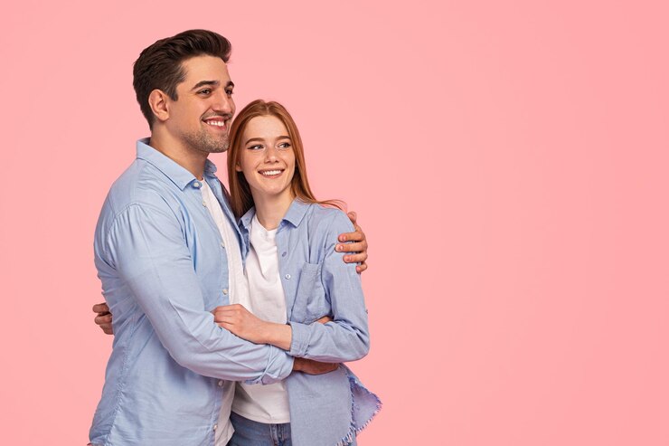 Foto casal jovem feliz olhando para o futuro