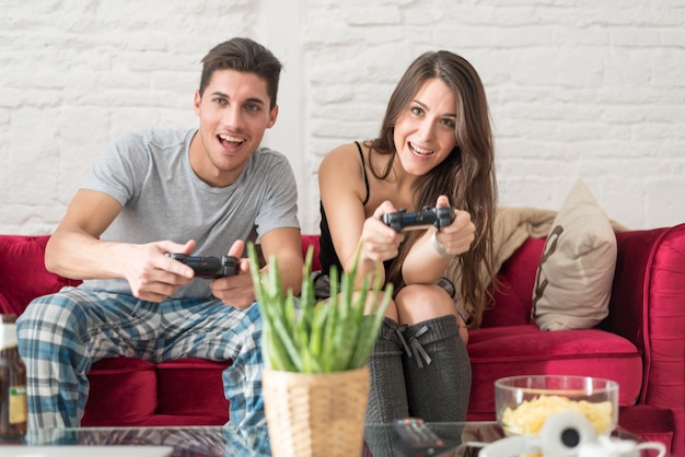 Casal jovem feliz relaxado e se divertindo em casa