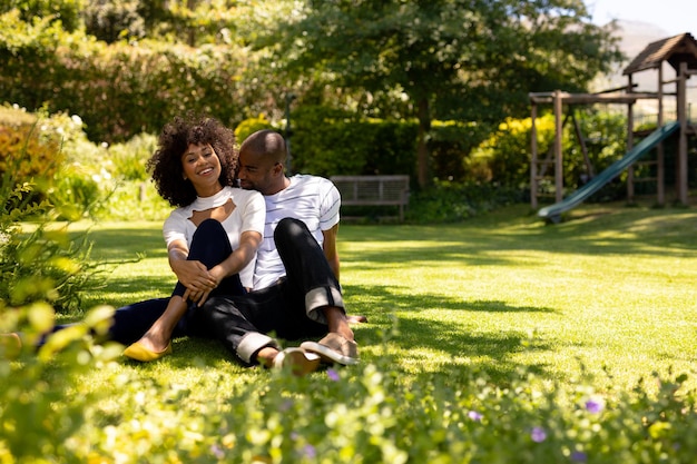 Casal jovem feliz relaxando no jardim