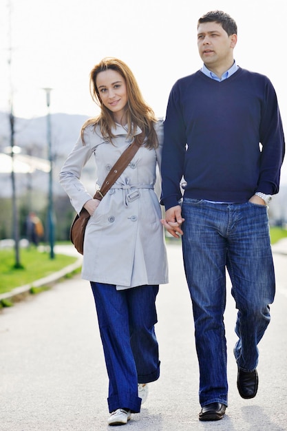 casal jovem feliz se diverte e se diverte ao ar livre no lindo dia ensolarado