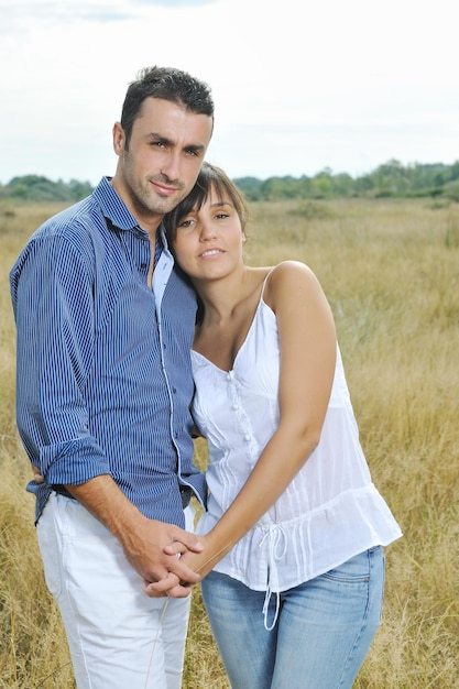 casal jovem feliz tem tempo romântico ao ar livre enquanto sorri e abraça