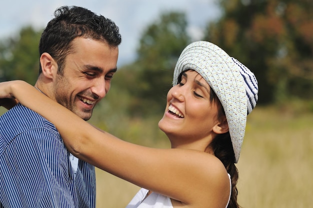 casal jovem feliz tem tempo romântico ao ar livre enquanto sorri e abraça