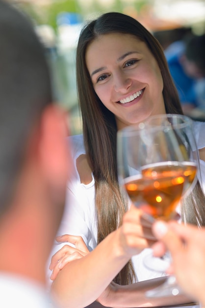 casal jovem feliz tendo lanche no belo restaurante na praia