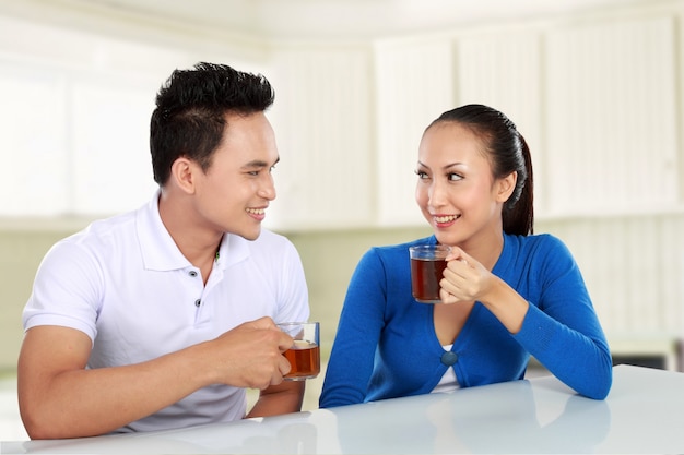 Casal jovem feliz tomando chá