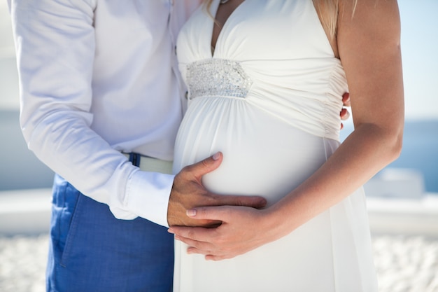 Casal jovem grávida na ilha mais romântica santorini, grécia