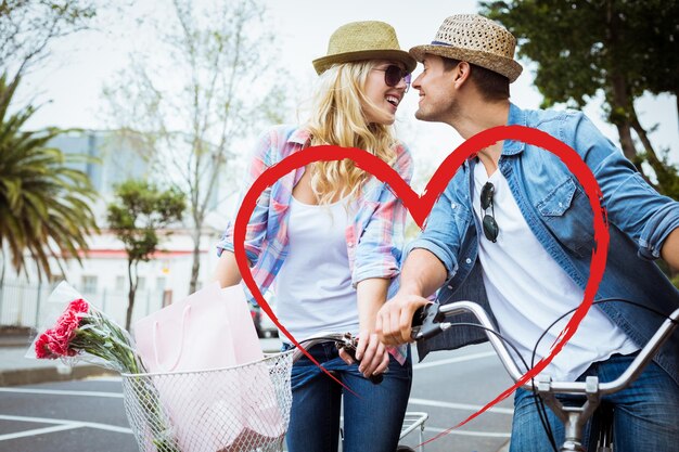 Foto casal jovem hip em um passeio de bicicleta contra o coração