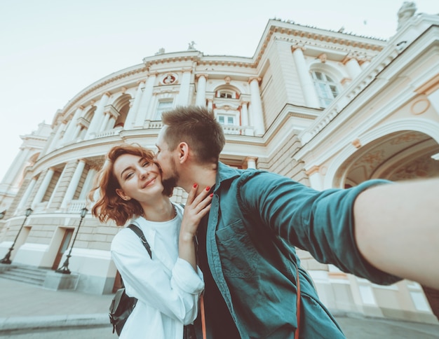 Casal jovem hippie apaixonado faz retrato de selfie na cidade. Conceito de viagens. Turismo de verão