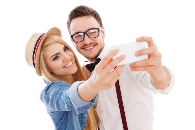 Casal jovem hippie fazendo um selfie