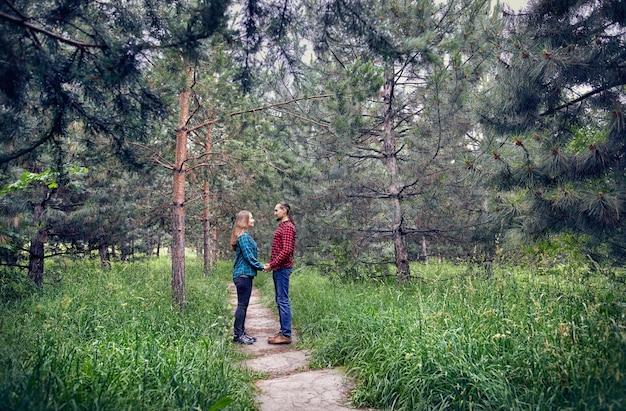 Casal jovem hippie na floresta