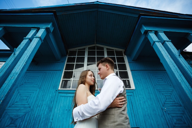 Casal jovem incrível casamento abraçando