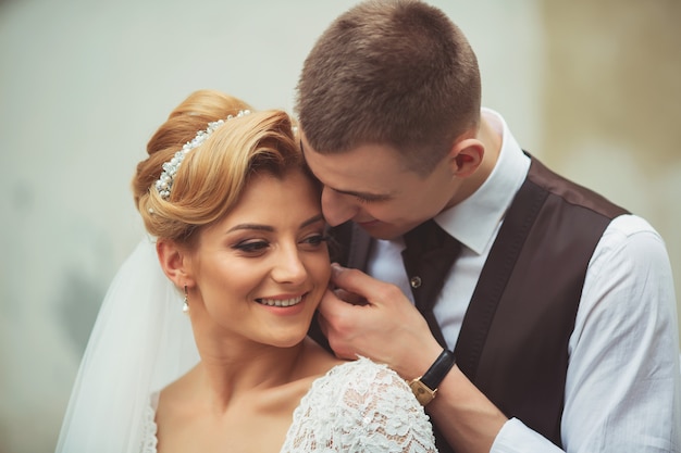 Casal jovem incrível casamento da cidade de manhã. Caminhe no dia do casamento