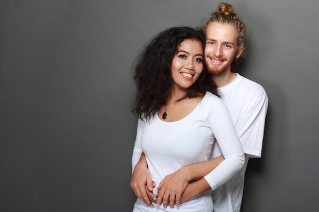 Casal jovem interracial feliz