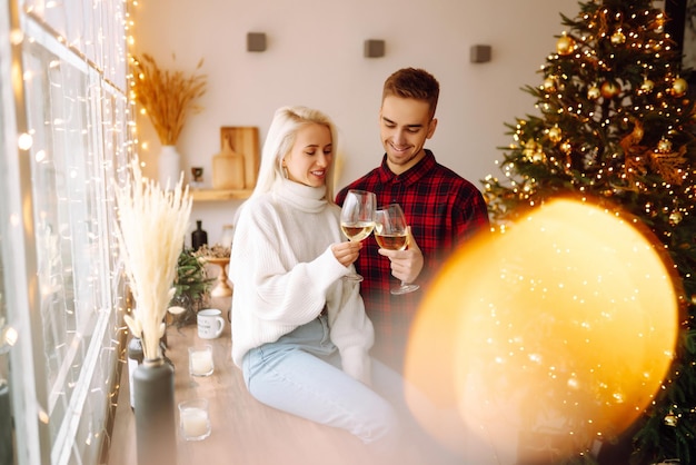 Casal jovem juntos celebrando o natal em casa decorada Dia romântico Feriados de inverno