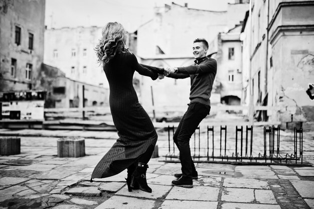 Casal jovem lindo moda elegante em um vestido vermelho em história de amor na cidade velha