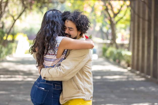 Casal jovem mexicano abraçando lá fora no dia dos namorados