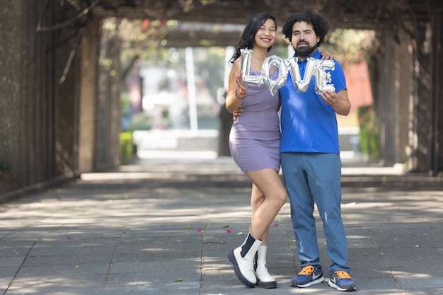 Casal jovem mexicano segurando balão de amor