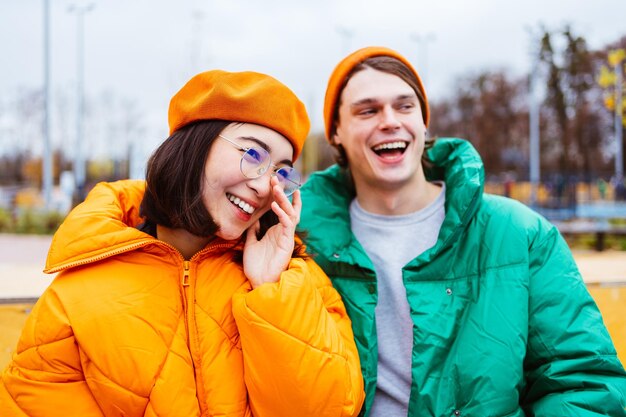 Casal jovem multirracial de amantes namorando ao ar livre no inverno