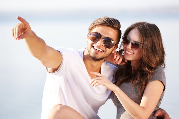 Casal jovem na beira do rio