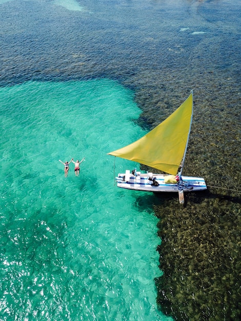 Casal jovem nadando nas piscinas naturais de porto de galinhas pernambuco - brasil