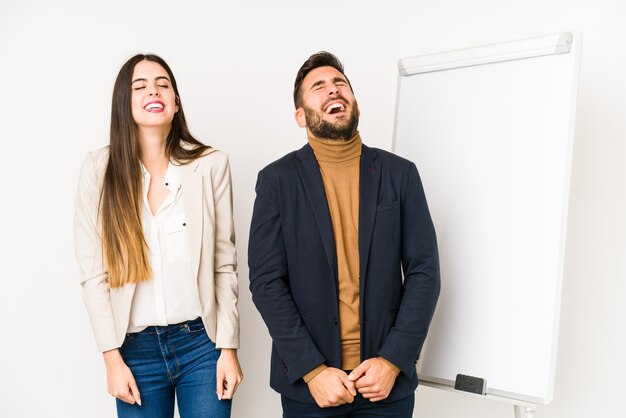 Casal jovem negócios ri e fecha os olhos, sente-se relaxado e feliz