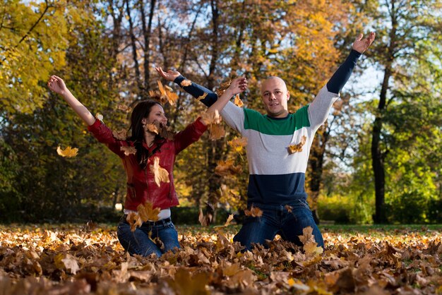 Foto casal jovem no parque outono