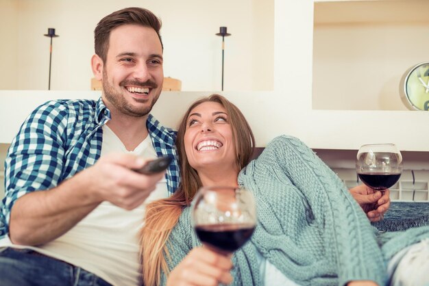 Casal jovem no sofá apaixonado