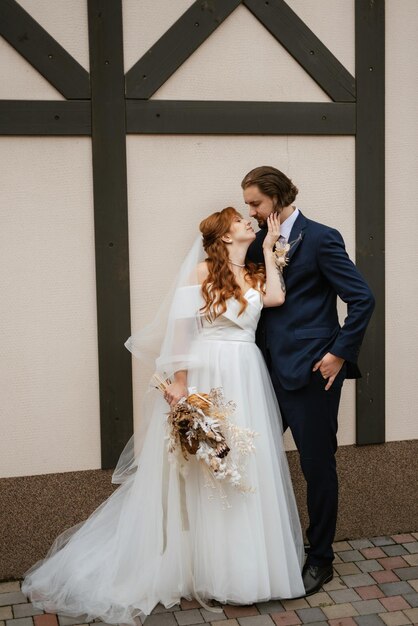 Casal jovem noiva e noivo em um vestido branco