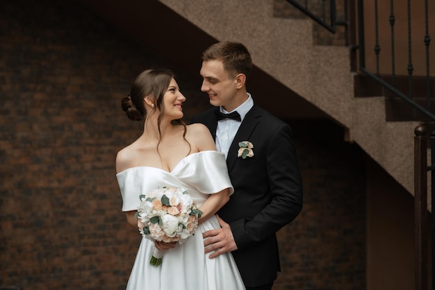 Casal jovem noiva e noivo em um vestido curto branco