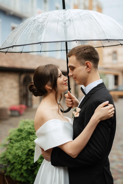 Casal jovem noiva e noivo em um vestido curto branco